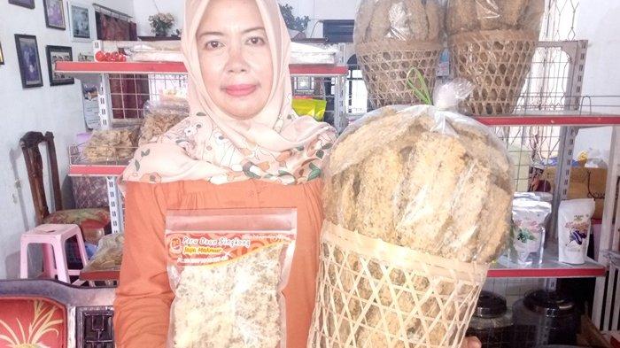 Keripik Sayur via Tribunnews, 1. Getuk Bolen, 2. Getuk Trio, 3. Klepon Magelang, 4. Jenang, 5. Ampyang atau Gula Kacang, 6. Keripik Getuk, 7. Wajik Magelang, 8. Slondok, 9. Tape Ketan Magelang, 10. Pothil, 11. Permen Tape, 12. Grubi, 13. Tahu Gundul, 14. Keripik Sayur, 15. Buntil Daun Talas, 16. Sate Pisang Miroso, 17. Puyur, 18. Krasikan, 19. Unthuk Cacing, 20. Geblek, 21. Yangko Mochi, 22. Kaos khas Magelang, 23. Miniatur Candi, 24. Kerajinan Pahat Batu, 25. Kerajinan Gerabah, 26. Gendolo Khas Magelang, 27. Kupat Tahu Dompleng Khas Magelang, 28. Wedang Kacang Khas Magelang, 29. Sarung Tenun Khas Magelang, 30. Kerajinan Kerang Khas Magelang, 31. Batik Khas Magelang, 32. Ukiran Kayu dan Tanduk Khas Magelang, 33. Wayang Kertas Khas Magelang, 34. Wayang Kulit Khas Magelang, 35. Miniatur Alat Musik Gamelan