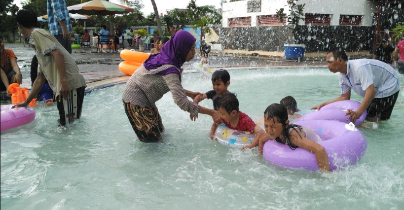 Kolam Renang Kosambi Baru Ade kurniawan, 1. Kota Tua Jakarta, 2. Museum Fatahillah, 3. Jembatan Kota Intan, 4. Palm Bay Water Park, 5. Museum Bank Indonesia, 6. Museum Seni Rupa dan Keramik, 7. Museum Wayang, 8. Toko Merah, 9. Museum Tekstil, 10. Museum Bank Mandiri, 11. Jakarta Aquarium, 12. Museum Trisakti, 13. Museum Arsip Nasional, 14. Museum Macan, 15. Pancoran China Town, 16. Taman Cattleya Jakarta, 17. Hutan Kota Srengseng, 18. skyrink Jakarta – Mall Taman Anggrek, 19. Tribeca Park, 20. Bentara Budaya Jakarta, 21. Sport Club Semanan, 22. Gedung Candra Naya, 23. Wihara Dharma Bhakti, 24. RPTRA Taman Pedongkelan, 25. Taman Wijaya Kusuma, 26. Kolam Renang Taman Alfa Indah, 27. Kolam Renang Kosambi Baru, 28. Anwa Victory club , 29. Masjid An-Nawier, 30. Gereja Sion (Gereja Portugis), 31. Masjid Raya KH. Hasyim Asyari, 32. Rumah Makan Dudung