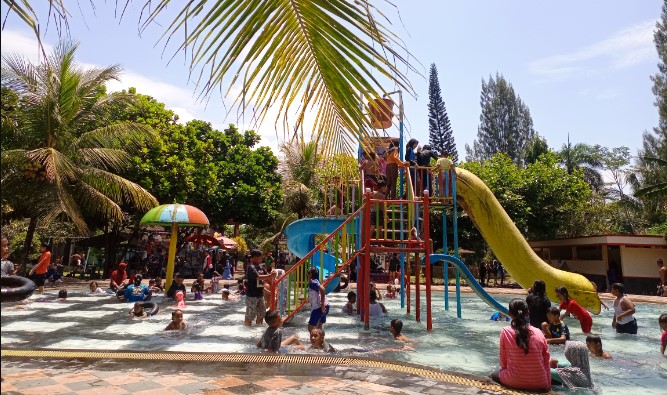 Kolam Renang Karet Mendut Kota Mungkid Ari Maulaua, 1. Kolam Renang Savitri, 2. Kolam Renang Delta, Penggaron, 3. Kolam Renang Fatima, 4. Kolam Renang Pisangan, 5. Valencia Club House, 6. Kolam Renang Kalinongko, 7. Kali Bangkong, 8. Kolam Renang Tri Grass, 9. Kolam Renang Tirta Gemilang, 10. Kolam Renang Semilir, 11. Kolam Renang Sorli, 12. Sangen Park, 13. Kolam Renang & Outbound Kid Podhojoyo, 14. Kolam Renang Cyblon, 15. Lintang Waterpark Tempuran, 16. Kolam Renang Gladiol, 17. Kolam Renang Karet Mendut, 18. TKL Ecopark – Kolam Renang Kyai Langgeng, 19. Akademi Militer Kolam Renang Soekotjo, 19. Sendang Mudal, 20. Kolam Renang Ngleter