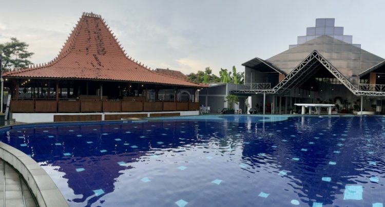 Kolam Renang Lambao, 1. Istana Candi (Resto dan Kolam Renang), 2. Kolam Renang Hexzone Terapi, 3. Kolam Renang Lambao, 4. Kolam Renang Bangkit Barokah, 5. Kolam Renang Tirta Santoso, 6. ARS Waterpark, 7. Waterpark Mulia Wisata, 8. Kolam Renang Museum Kretek, 9. Waterboom Taman Krida, 10. Waterboom Bukit Coffee, 11. The PeakView Waterboom &amp; Resto, 12. Cipto Mini Waterboom Undaan Lor Kudus, 13. Waterboom Mulia Klambu, 14. Bumi Honocoroko (Tutup), 15. Kolam Renang Joglo Dopang, 16. Kolam Renang Bambu Tirta