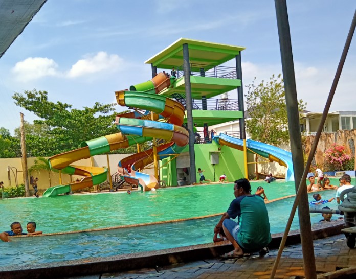 Kolam Renang Museum Kretek Zidan Choir, 1. Istana Candi (Resto dan Kolam Renang), 2. Kolam Renang Hexzone Terapi, 3. Kolam Renang Lambao, 4. Kolam Renang Bangkit Barokah, 5. Kolam Renang Tirta Santoso, 6. ARS Waterpark, 7. Waterpark Mulia Wisata, 8. Kolam Renang Museum Kretek, 9. Waterboom Taman Krida, 10. Waterboom Bukit Coffee, 11. The PeakView Waterboom &amp; Resto, 12. Cipto Mini Waterboom Undaan Lor Kudus, 13. Waterboom Mulia Klambu, 14. Bumi Honocoroko (Tutup), 15. Kolam Renang Joglo Dopang, 16. Kolam Renang Bambu Tirta