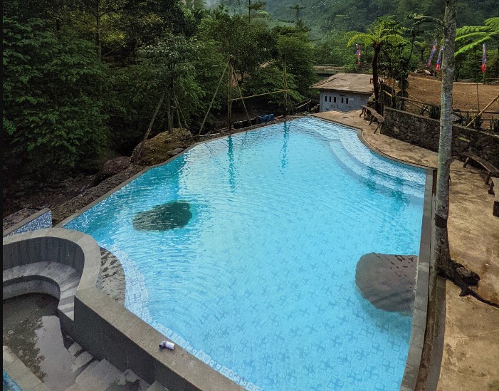 Kolam Renang &amp; Resto Joglo Dopang Busro Mahpudin, 1. Istana Candi (Resto dan Kolam Renang), 2. Kolam Renang Hexzone Terapi, 3. Kolam Renang Lambao, 4. Kolam Renang Bangkit Barokah, 5. Kolam Renang Tirta Santoso, 6. ARS Waterpark, 7. Waterpark Mulia Wisata, 8. Kolam Renang Museum Kretek, 9. Waterboom Taman Krida, 10. Waterboom Bukit Coffee, 11. The PeakView Waterboom &amp; Resto, 12. Cipto Mini Waterboom Undaan Lor Kudus, 13. Waterboom Mulia Klambu, 14. Bumi Honocoroko (Tutup), 15. Kolam Renang Joglo Dopang, 16. Kolam Renang Bambu Tirta