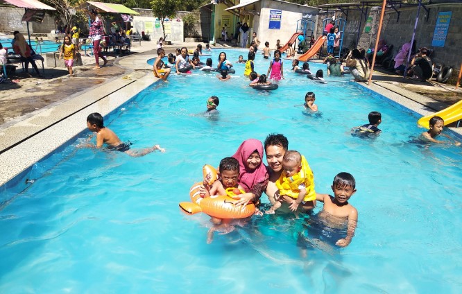 Kolam Renang Tirta Gemilang via Google Maps ahmad sarifin, 1. Kolam Renang Savitri, 2. Kolam Renang Delta, Penggaron, 3. Kolam Renang Fatima, 4. Kolam Renang Pisangan, 5. Valencia Club House, 6. Kolam Renang Kalinongko, 7. Kali Bangkong, 8. Kolam Renang Tri Grass, 9. Kolam Renang Tirta Gemilang, 10. Kolam Renang Semilir, 11. Kolam Renang Sorli, 12. Sangen Park, 13. Kolam Renang & Outbound Kid Podhojoyo, 14. Kolam Renang Cyblon, 15. Lintang Waterpark Tempuran, 16. Kolam Renang Gladiol, 17. Kolam Renang Karet Mendut, 18. TKL Ecopark – Kolam Renang Kyai Langgeng, 19. Akademi Militer Kolam Renang Soekotjo, 19. Sendang Mudal, 20. Kolam Renang Ngleter