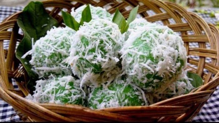Klepon Magelang via Tribunnews, 1. Getuk Bolen, 2. Getuk Trio, 3. Klepon Magelang, 4. Jenang, 5. Ampyang atau Gula Kacang, 6. Keripik Getuk, 7. Wajik Magelang, 8. Slondok, 9. Tape Ketan Magelang, 10. Pothil, 11. Permen Tape, 12. Grubi, 13. Tahu Gundul, 14. Keripik Sayur, 15. Buntil Daun Talas, 16. Sate Pisang Miroso, 17. Puyur, 18. Krasikan, 19. Unthuk Cacing, 20. Geblek, 21. Yangko Mochi, 22. Kaos khas Magelang, 23. Miniatur Candi, 24. Kerajinan Pahat Batu, 25. Kerajinan Gerabah, 26. Gendolo Khas Magelang, 27. Kupat Tahu Dompleng Khas Magelang, 28. Wedang Kacang Khas Magelang, 29. Sarung Tenun Khas Magelang, 30. Kerajinan Kerang Khas Magelang, 31. Batik Khas Magelang, 32. Ukiran Kayu dan Tanduk Khas Magelang, 33. Wayang Kertas Khas Magelang, 34. Wayang Kulit Khas Magelang, 35. Miniatur Alat Musik Gamelan