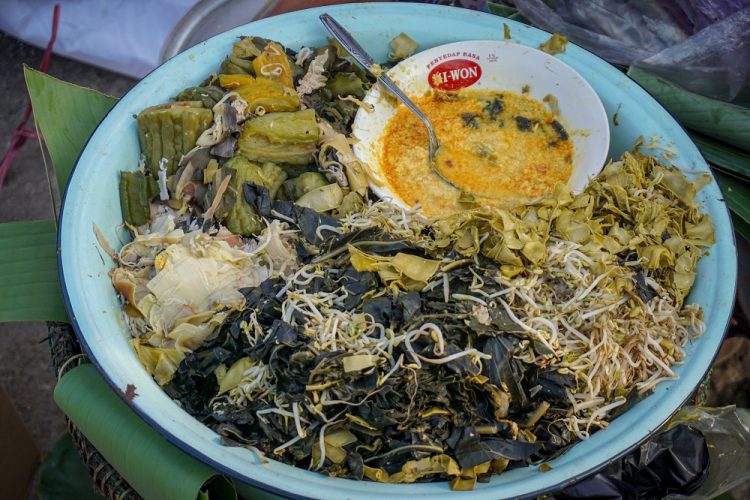 Kluban khas Pekalongan, 1. Sego Megono khas Pekalongan, 2. Tauto, atau Soto Istimewa, 3. Pindang Tetel, 4. Kluban khas Pekalongan, 5. Sate Hayam Wuruk khas Pekalongan, 6. Kerupuk Tahu, 7. Garang Asem khas Pekalongan, 8. Lontong Lemprak, 9. Ganyong, Umbi-umbian Serbaguna, 10. Capret, 11. Kue Lumpang, 12. Getuk khas Pekalongan, 13. Kue Glundung, 14. Ongol-ongol khas Pekalongan, 15. Srintil, 16. Iwel-iwel, 17. Growol, 18. Apem Kesesi, 19. Gemblong, 20. Batik Pekalongan, 21. Limun Oriental, 22. Kopi Tjanting, 23. Ogak Jahe, 24. Keripik Tempe