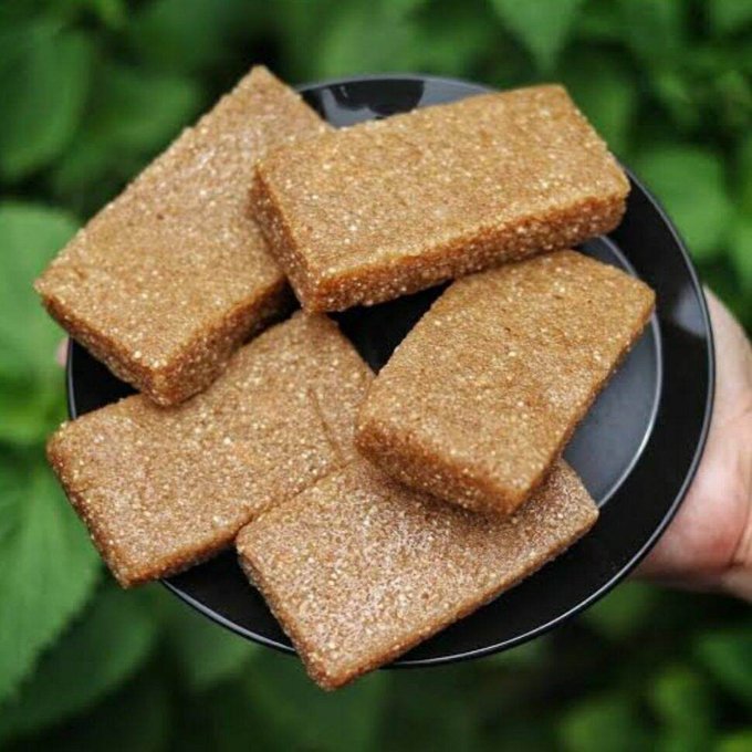 Krasikan, 1. Getuk Bolen, 2. Getuk Trio, 3. Klepon Magelang, 4. Jenang, 5. Ampyang atau Gula Kacang, 6. Keripik Getuk, 7. Wajik Magelang, 8. Slondok, 9. Tape Ketan Magelang, 10. Pothil, 11. Permen Tape, 12. Grubi, 13. Tahu Gundul, 14. Keripik Sayur, 15. Buntil Daun Talas, 16. Sate Pisang Miroso, 17. Puyur, 18. Krasikan, 19. Unthuk Cacing, 20. Geblek, 21. Yangko Mochi, 22. Kaos khas Magelang, 23. Miniatur Candi, 24. Kerajinan Pahat Batu, 25. Kerajinan Gerabah, 26. Gendolo Khas Magelang, 27. Kupat Tahu Dompleng Khas Magelang, 28. Wedang Kacang Khas Magelang, 29. Sarung Tenun Khas Magelang, 30. Kerajinan Kerang Khas Magelang, 31. Batik Khas Magelang, 32. Ukiran Kayu dan Tanduk Khas Magelang, 33. Wayang Kertas Khas Magelang, 34. Wayang Kulit Khas Magelang, 35. Miniatur Alat Musik Gamelan