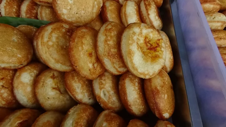 Kue Apem Jatinom via Indozone, 1. Kue Apem Jatinom, 2. Kepel Ciro Pedan, 3. Getuk Yoko Kurung, 4. Sop Ayam Pak Min, 5. Keripik Belut, 6. Keripik Paru, 7. Keripik Kulit Ceker Ayam, 9. Keripik Tempe, 10. Sego Wiwit, 11. Ayam Panggang Klaten, 12. Sego Gudangan, 13. Nasi Terancam Klaten, 14. Angkringan (HIK) Khas Klaten, 15. Swike Kodok (Non Halal), 16. Rempeyek Ikan Cethul, 17. Wajik Klaten, 18. Peyek Kacang Daun Jeruk, 19. Nasi Tumpang Lethok, 20. Geplak khas Klaten, 21. Dawet Bayat Klaten, 22. Ayam Bakar khas Klaten, 23. Soto Ayam Klaten, 24. Tengkleng Kambing Klaten, 25. Surabi Klaten, 26. Sego Welut, 27. Bakmi Miroso, 28. Slondok, 29. Semprongan, 30. Kepel Klaten, 31. Wayang Kayu
