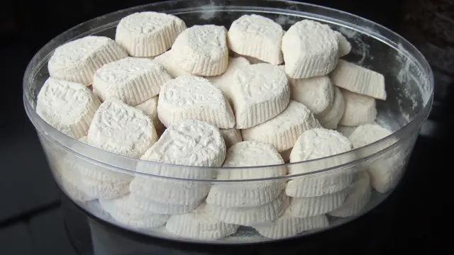 Kue Satru via Wikipedia, 1. Batik Lasem, 2. Buah Kawista, 3. Dumbeg, 4. Sirup Kawista, 5. Dodol Kawista, 6. Legen, 7. Jadah, 8. Keripik Pisang, 9. Kacang, 10. Kue Satru, 11. Jenang Waluh, 12. Rengginang Teri, 13. Kaoya Dudul, 14. Kacang Entis, 15. Yopia