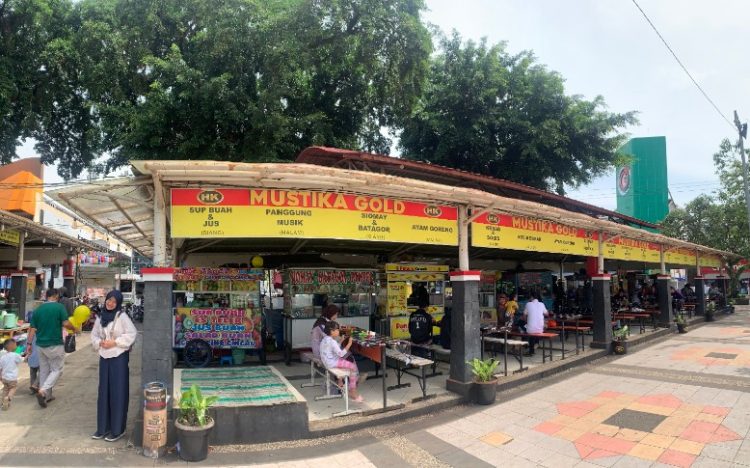 Kuliner Tuin Van Java Alun-Alun Magelang Naufal Aryaputra, 1. Warung Makan Senerek Bu Atmo, 2. New Kebon Tebu Resto &amp; Cafe, 3. Lokal Folk Cafe Magelang, 4. Rumah Makan Tip Top, 5. Angkringan Mas Didot, 6. Sego N’Deso, 7. Kuliner Tuin Van Java Alun-Alun Magelang, 8. Waroeng Spesial Sambal SS, 9. Kupat Tahu Pojok Magelang, 10. RM Laras Hati, 11. Garden Steak, 12. RM Ayam Kosek Panjiwo, 13. RM Pancoran (Non Halal), 14. Ayam Goreng Bu Tatik, 15. SOTO SEMARANG Sriwijaya, 16. Bakso Enak Kutoarjo, 17. Tahu Kupat Pak Pangat, 18. RM Es Eny, 19. Pakelan Restaurant, 20. Rumah Makan Elok Saiyo, 21. Nagoya Japanese Fusion Resto Magelang, 22. Soto Ayam Mbah Mul, 23. CHOP CHOP MAGELANG, 24. Keboen Semilir, 25. Benoa Cafe and Resto