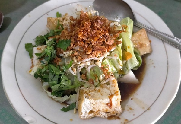 Kupat Tahu Dompleng Khas Magelang, 1. Getuk Bolen, 2. Getuk Trio, 3. Klepon Magelang, 4. Jenang, 5. Ampyang atau Gula Kacang, 6. Keripik Getuk, 7. Wajik Magelang, 8. Slondok, 9. Tape Ketan Magelang, 10. Pothil, 11. Permen Tape, 12. Grubi, 13. Tahu Gundul, 14. Keripik Sayur, 15. Buntil Daun Talas, 16. Sate Pisang Miroso, 17. Puyur, 18. Krasikan, 19. Unthuk Cacing, 20. Geblek, 21. Yangko Mochi, 22. Kaos khas Magelang, 23. Miniatur Candi, 24. Kerajinan Pahat Batu, 25. Kerajinan Gerabah, 26. Gendolo Khas Magelang, 27. Kupat Tahu Dompleng Khas Magelang, 28. Wedang Kacang Khas Magelang, 29. Sarung Tenun Khas Magelang, 30. Kerajinan Kerang Khas Magelang, 31. Batik Khas Magelang, 32. Ukiran Kayu dan Tanduk Khas Magelang, 33. Wayang Kertas Khas Magelang, 34. Wayang Kulit Khas Magelang, 35. Miniatur Alat Musik Gamelan