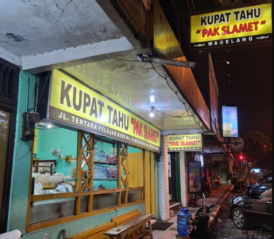 Kupat Tahu Pojok Magelang Tnh Abang, 1. Warung Makan Senerek Bu Atmo, 2. New Kebon Tebu Resto &amp; Cafe, 3. Lokal Folk Cafe Magelang, 4. Rumah Makan Tip Top, 5. Angkringan Mas Didot, 6. Sego N’Deso, 7. Kuliner Tuin Van Java Alun-Alun Magelang, 8. Waroeng Spesial Sambal SS, 9. Kupat Tahu Pojok Magelang, 10. RM Laras Hati, 11. Garden Steak, 12. RM Ayam Kosek Panjiwo, 13. RM Pancoran (Non Halal), 14. Ayam Goreng Bu Tatik, 15. SOTO SEMARANG Sriwijaya, 16. Bakso Enak Kutoarjo, 17. Tahu Kupat Pak Pangat, 18. RM Es Eny, 19. Pakelan Restaurant, 20. Rumah Makan Elok Saiyo, 21. Nagoya Japanese Fusion Resto Magelang, 22. Soto Ayam Mbah Mul, 23. CHOP CHOP MAGELANG, 24. Keboen Semilir, 25. Benoa Cafe and Resto