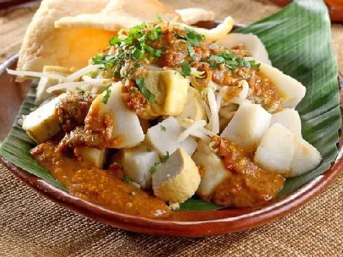 Kupat Tahu, 1. Kue Lompong, 2. Rengginang, 3. Kue Satu, 4. Lanting Purworejo, 5. Jenang Krasikan, 6. Geblek, 7. Jipang, 8. Mendut, 9. Clorot, 10. Cenil, 11. Sego Penek Ngandul, 12. Kupat Tahu, 13. Sego Koyor, 14. Sate Winong, 15. Itu Ireng, 16. Sego Megono, 17. Sop Pak Giyo Kondang Roso