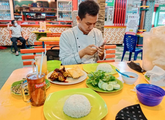 Laras Rasa Resto Seafood SappySappy, 1. Omah Cabe, 2. RM Kembang Joyo, 3. RM Dapoer Emak Pati, 4. Mbok Endut Pati, 5. Waroeng SS – Spesial Sambal, 6. Omah Kuno Seafood and Coffee, 7. Resto Surya, 8. Waroeng Pati, 9. RM Suka Suka, 10. RM Sapto Renggo Baru, 11. Kampoeng Pati, 12. The Anya Garden And Resto, 13. Warung Makan Kamandowo, 14. Nasi Gandul Romantis Pak H S Sardi, 15. Rindang 84, 16. the dona & doni, 17. Resto Omah Sapi, 18. Pelangi Seafood & Chinese food Halal, 19. Logissteak, 20. Laras Rasa Resto Seafood, 21. Pemancingan Sumber Urip, 22. Sushi Queen, 23. Nasi Pedes Tempe Semangit Mbak Sus, 24. WK Seafood Kaliampo Margorejo Pati, 25. Goedang Kapoek Resto, 26. Kampoeng Air Resto, 27. Riantika Warehouse