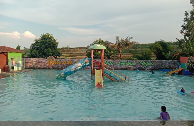 Lembah Ijo Nur Intifadah, 1. Amazon Waterland and Themepark, 2. GLOBAL WATERBOOM, 3. SAE Swimming Pool, 4. DUA NAGA BOOM BOOM, 5. Kolam Renang Namira_99, 6. KOLAM RENANG MONICA, 7. Kolam Renang Banyu Kencono, 8. KOLAM RENANG NEW SLOE-LOUP, 9. Kolam Renang Tirta Mas, 10. Resto & Kolam Renang Sendang Rejo, 11. The Queen Swiming Pool, 12. KOLAM RENANG DUA PUTRI, 13. Kolam Renang Ambang Tirto, 14. 3R&D pool & gardens, 15. Lembah Ijo, 16. Kolam Renang Pangestu, 17. KEMASAN SWIMMING POOL, 18. Kolam Renang FATIMAH