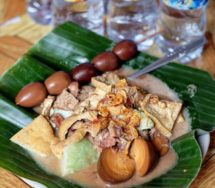 Lentog Tanjung, 1. Soto Kerbau, 2. Soto Kudus, 3. Sate Kerbau, 4. Lentog Tanjung, 5. Nasi Pindang Kerbau, 6. Garang Asem, 7. Jenang Kudus, 8. Keciput, 9. Ceriping Pisang, 10. Intip Ketan, 11. Jongklong, 12. Madu Mongso, 13. Geplak Sari, 14. Rengginang, 15. Tape Ketan, 16. Soto Kaki Kambing Gang 3, 17. Nasi Opor Sunggingan, 18. Nasi Ayam Mentog Kasmini, 19. Ayam Gongso, 20. Kacang Bawang Sumber Geulis, 21. Sirup Parijoto, 22. Pecel Pakis Colo, 23. Tahu Kecap, 24. Sayur Kangkung Santan, 25. Kopi Jetak, 26. Wedang Pejuh, 27. Wedang Coro, 28. Tahu Telur, 29. Nasi Jangkrik Daun Jati, 30. Lepet, 31. Kopi Muria, 32. Bumbu Pecel, 33. Keripik Kulit Pisang Tanduk, 34. Keripik Pakis, 35. Gethuk Nyimut Kajar, 36. Batik Khas Kudus, 37. Caping Kalo, 38. Kerajinan Bambu Desa Jepang, 39. Kerajinan Limbah Kayu, 40. Kerajinan Tempurung Kelapa, 41. Peci Goni, 42. Peci Pandan