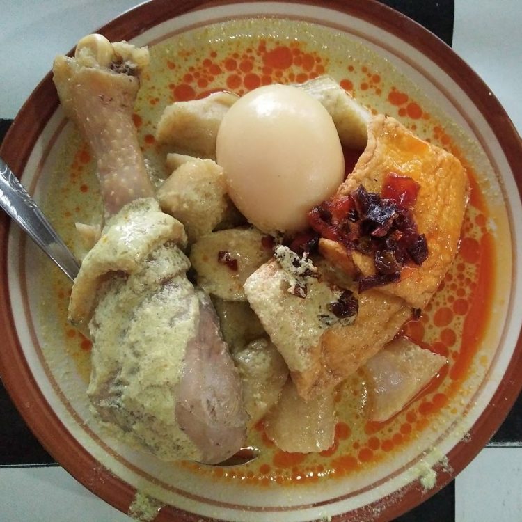 Lontong Lemprak, 1. Sego Megono khas Pekalongan, 2. Tauto, atau Soto Istimewa, 3. Pindang Tetel, 4. Kluban khas Pekalongan, 5. Sate Hayam Wuruk khas Pekalongan, 6. Kerupuk Tahu, 7. Garang Asem khas Pekalongan, 8. Lontong Lemprak, 9. Ganyong, Umbi-umbian Serbaguna, 10. Capret, 11. Kue Lumpang, 12. Getuk khas Pekalongan, 13. Kue Glundung, 14. Ongol-ongol khas Pekalongan, 15. Srintil, 16. Iwel-iwel, 17. Growol, 18. Apem Kesesi, 19. Gemblong, 20. Batik Pekalongan, 21. Limun Oriental, 22. Kopi Tjanting, 23. Ogak Jahe, 24. Keripik Tempe