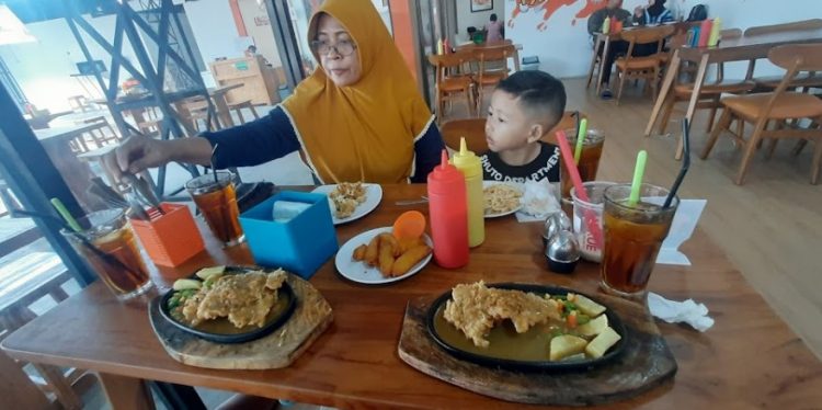 Logissteak dhymas rizky, 1. Omah Cabe, 2. RM Kembang Joyo, 3. RM Dapoer Emak Pati, 4. Mbok Endut Pati, 5. Waroeng SS – Spesial Sambal, 6. Omah Kuno Seafood and Coffee, 7. Resto Surya, 8. Waroeng Pati, 9. RM Suka Suka, 10. RM Sapto Renggo Baru, 11. Kampoeng Pati, 12. The Anya Garden And Resto, 13. Warung Makan Kamandowo, 14. Nasi Gandul Romantis Pak H S Sardi, 15. Rindang 84, 16. the dona & doni, 17. Resto Omah Sapi, 18. Pelangi Seafood & Chinese food Halal, 19. Logissteak, 20. Laras Rasa Resto Seafood, 21. Pemancingan Sumber Urip, 22. Sushi Queen, 23. Nasi Pedes Tempe Semangit Mbak Sus, 24. WK Seafood Kaliampo Margorejo Pati, 25. Goedang Kapoek Resto, 26. Kampoeng Air Resto, 27. Riantika Warehouse