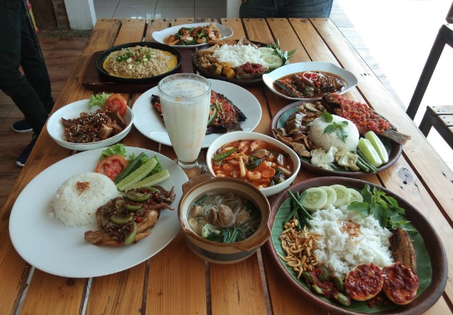 Mbok Endut Pati Zainur Rohman, 1. Omah Cabe, 2. RM Kembang Joyo, 3. RM Dapoer Emak Pati, 4. Mbok Endut Pati, 5. Waroeng SS – Spesial Sambal, 6. Omah Kuno Seafood and Coffee, 7. Resto Surya, 8. Waroeng Pati, 9. RM Suka Suka, 10. RM Sapto Renggo Baru, 11. Kampoeng Pati, 12. The Anya Garden And Resto, 13. Warung Makan Kamandowo, 14. Nasi Gandul Romantis Pak H S Sardi, 15. Rindang 84, 16. the dona & doni, 17. Resto Omah Sapi, 18. Pelangi Seafood & Chinese food Halal, 19. Logissteak, 20. Laras Rasa Resto Seafood, 21. Pemancingan Sumber Urip, 22. Sushi Queen, 23. Nasi Pedes Tempe Semangit Mbak Sus, 24. WK Seafood Kaliampo Margorejo Pati, 25. Goedang Kapoek Resto, 26. Kampoeng Air Resto, 27. Riantika Warehouse