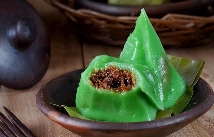 Mendut, 1. Kue Lompong, 2. Rengginang, 3. Kue Satu, 4. Lanting Purworejo, 5. Jenang Krasikan, 6. Geblek, 7. Jipang, 8. Mendut, 9. Clorot, 10. Cenil, 11. Sego Penek Ngandul, 12. Kupat Tahu, 13. Sego Koyor, 14. Sate Winong, 15. Itu Ireng, 16. Sego Megono, 17. Sop Pak Giyo Kondang Roso