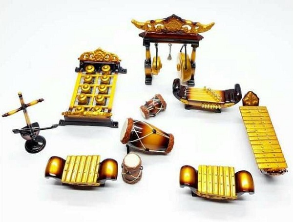 Miniatur Alat Musik Gamelan`, 1. Getuk Bolen, 2. Getuk Trio, 3. Klepon Magelang, 4. Jenang, 5. Ampyang atau Gula Kacang, 6. Keripik Getuk, 7. Wajik Magelang, 8. Slondok, 9. Tape Ketan Magelang, 10. Pothil, 11. Permen Tape, 12. Grubi, 13. Tahu Gundul, 14. Keripik Sayur, 15. Buntil Daun Talas, 16. Sate Pisang Miroso, 17. Puyur, 18. Krasikan, 19. Unthuk Cacing, 20. Geblek, 21. Yangko Mochi, 22. Kaos khas Magelang, 23. Miniatur Candi, 24. Kerajinan Pahat Batu, 25. Kerajinan Gerabah, 26. Gendolo Khas Magelang, 27. Kupat Tahu Dompleng Khas Magelang, 28. Wedang Kacang Khas Magelang, 29. Sarung Tenun Khas Magelang, 30. Kerajinan Kerang Khas Magelang, 31. Batik Khas Magelang, 32. Ukiran Kayu dan Tanduk Khas Magelang, 33. Wayang Kertas Khas Magelang, 34. Wayang Kulit Khas Magelang, 35. Miniatur Alat Musik Gamelan