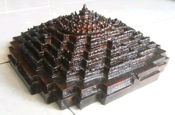 Miniatur Candi Borobudur, 1. Getuk Bolen, 2. Getuk Trio, 3. Klepon Magelang, 4. Jenang, 5. Ampyang atau Gula Kacang, 6. Keripik Getuk, 7. Wajik Magelang, 8. Slondok, 9. Tape Ketan Magelang, 10. Pothil, 11. Permen Tape, 12. Grubi, 13. Tahu Gundul, 14. Keripik Sayur, 15. Buntil Daun Talas, 16. Sate Pisang Miroso, 17. Puyur, 18. Krasikan, 19. Unthuk Cacing, 20. Geblek, 21. Yangko Mochi, 22. Kaos khas Magelang, 23. Miniatur Candi, 24. Kerajinan Pahat Batu, 25. Kerajinan Gerabah, 26. Gendolo Khas Magelang, 27. Kupat Tahu Dompleng Khas Magelang, 28. Wedang Kacang Khas Magelang, 29. Sarung Tenun Khas Magelang, 30. Kerajinan Kerang Khas Magelang, 31. Batik Khas Magelang, 32. Ukiran Kayu dan Tanduk Khas Magelang, 33. Wayang Kertas Khas Magelang, 34. Wayang Kulit Khas Magelang, 35. Miniatur Alat Musik Gamelan
