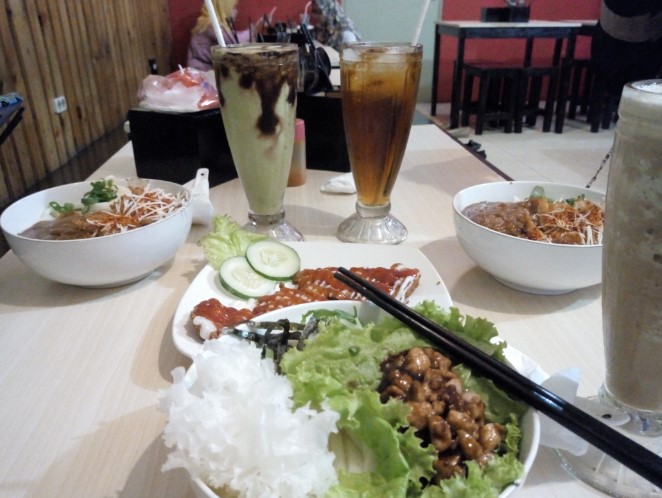 Nagoya Japanese Fusion Resto Magelang Wilda Nugraismia, 1. Warung Makan Senerek Bu Atmo, 2. New Kebon Tebu Resto &amp; Cafe, 3. Lokal Folk Cafe Magelang, 4. Rumah Makan Tip Top, 5. Angkringan Mas Didot, 6. Sego N’Deso, 7. Kuliner Tuin Van Java Alun-Alun Magelang, 8. Waroeng Spesial Sambal SS, 9. Kupat Tahu Pojok Magelang, 10. RM Laras Hati, 11. Garden Steak, 12. RM Ayam Kosek Panjiwo, 13. RM Pancoran (Non Halal), 14. Ayam Goreng Bu Tatik, 15. SOTO SEMARANG Sriwijaya, 16. Bakso Enak Kutoarjo, 17. Tahu Kupat Pak Pangat, 18. RM Es Eny, 19. Pakelan Restaurant, 20. Rumah Makan Elok Saiyo, 21. Nagoya Japanese Fusion Resto Magelang, 22. Soto Ayam Mbah Mul, 23. CHOP CHOP MAGELANG, 24. Keboen Semilir, 25. Benoa Cafe and Resto