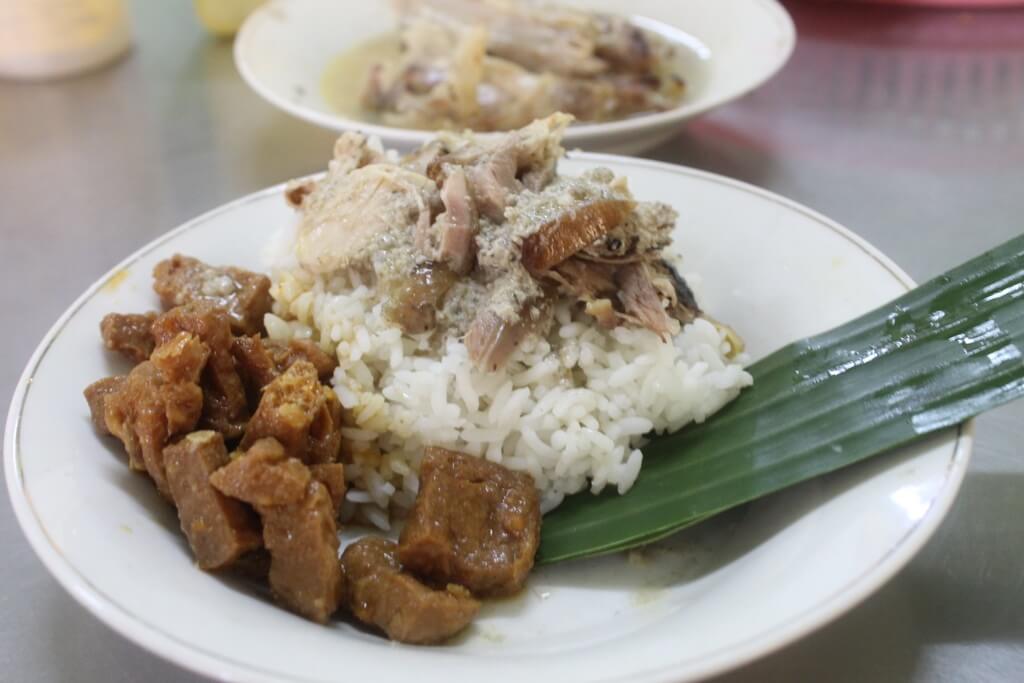 Nasi Opor Sunggingan, 1. Soto Kerbau, 2. Soto Kudus, 3. Sate Kerbau, 4. Lentog Tanjung, 5. Nasi Pindang Kerbau, 6. Garang Asem, 7. Jenang Kudus, 8. Keciput, 9. Ceriping Pisang, 10. Intip Ketan, 11. Jongklong, 12. Madu Mongso, 13. Geplak Sari, 14. Rengginang, 15. Tape Ketan, 16. Soto Kaki Kambing Gang 3, 17. Nasi Opor Sunggingan, 18. Nasi Ayam Mentog Kasmini, 19. Ayam Gongso, 20. Kacang Bawang Sumber Geulis, 21. Sirup Parijoto, 22. Pecel Pakis Colo, 23. Tahu Kecap, 24. Sayur Kangkung Santan, 25. Kopi Jetak, 26. Wedang Pejuh, 27. Wedang Coro, 28. Tahu Telur, 29. Nasi Jangkrik Daun Jati, 30. Lepet, 31. Kopi Muria, 32. Bumbu Pecel, 33. Keripik Kulit Pisang Tanduk, 34. Keripik Pakis, 35. Gethuk Nyimut Kajar, 36. Batik Khas Kudus, 37. Caping Kalo, 38. Kerajinan Bambu Desa Jepang, 39. Kerajinan Limbah Kayu, 40. Kerajinan Tempurung Kelapa, 41. Peci Goni, 42. Peci Pandan