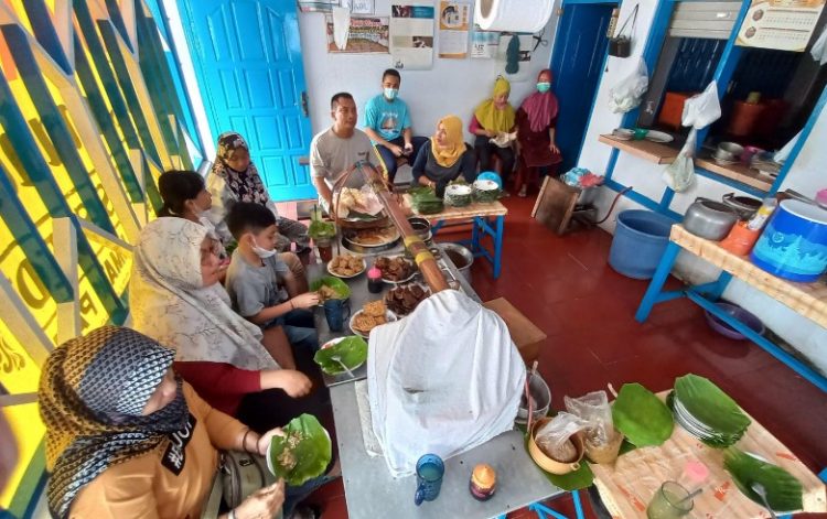 Nasi Gandul Romantis Pak H S Sardi OMDAY 277, 1. Omah Cabe, 2. RM Kembang Joyo, 3. RM Dapoer Emak Pati, 4. Mbok Endut Pati, 5. Waroeng SS – Spesial Sambal, 6. Omah Kuno Seafood and Coffee, 7. Resto Surya, 8. Waroeng Pati, 9. RM Suka Suka, 10. RM Sapto Renggo Baru, 11. Kampoeng Pati, 12. The Anya Garden And Resto, 13. Warung Makan Kamandowo, 14. Nasi Gandul Romantis Pak H S Sardi, 15. Rindang 84, 16. the dona & doni, 17. Resto Omah Sapi, 18. Pelangi Seafood & Chinese food Halal, 19. Logissteak, 20. Laras Rasa Resto Seafood, 21. Pemancingan Sumber Urip, 22. Sushi Queen, 23. Nasi Pedes Tempe Semangit Mbak Sus, 24. WK Seafood Kaliampo Margorejo Pati, 25. Goedang Kapoek Resto, 26. Kampoeng Air Resto, 27. Riantika Warehouse