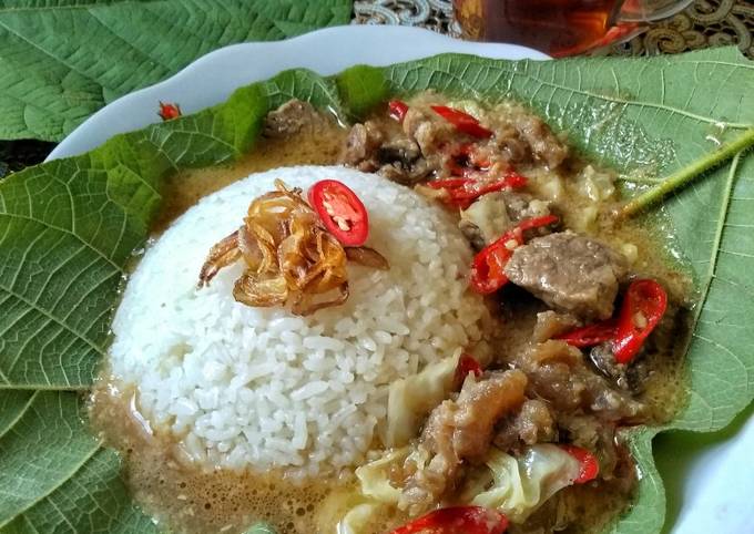 Nasi Jangkrik Daun Jati via Cookpad, 1. Soto Kerbau, 2. Soto Kudus, 3. Sate Kerbau, 4. Lentog Tanjung, 5. Nasi Pindang Kerbau, 6. Garang Asem, 7. Jenang Kudus, 8. Keciput, 9. Ceriping Pisang, 10. Intip Ketan, 11. Jongklong, 12. Madu Mongso, 13. Geplak Sari, 14. Rengginang, 15. Tape Ketan, 16. Soto Kaki Kambing Gang 3, 17. Nasi Opor Sunggingan, 18. Nasi Ayam Mentog Kasmini, 19. Ayam Gongso, 20. Kacang Bawang Sumber Geulis, 21. Sirup Parijoto, 22. Pecel Pakis Colo, 23. Tahu Kecap, 24. Sayur Kangkung Santan, 25. Kopi Jetak, 26. Wedang Pejuh, 27. Wedang Coro, 28. Tahu Telur, 29. Nasi Jangkrik Daun Jati, 30. Lepet, 31. Kopi Muria, 32. Bumbu Pecel, 33. Keripik Kulit Pisang Tanduk, 34. Keripik Pakis, 35. Gethuk Nyimut Kajar, 36. Batik Khas Kudus, 37. Caping Kalo, 38. Kerajinan Bambu Desa Jepang, 39. Kerajinan Limbah Kayu, 40. Kerajinan Tempurung Kelapa, 41. Peci Goni, 42. Peci Pandan