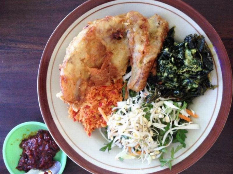 Nasi Terancam Klaten, 1. Kue Apem Jatinom, 2. Kepel Ciro Pedan, 3. Getuk Yoko Kurung, 4. Sop Ayam Pak Min, 5. Keripik Belut, 6. Keripik Paru, 7. Keripik Kulit Ceker Ayam, 9. Keripik Tempe, 10. Sego Wiwit, 11. Ayam Panggang Klaten, 12. Sego Gudangan, 13. Nasi Terancam Klaten, 14. Angkringan (HIK) Khas Klaten, 15. Swike Kodok (Non Halal), 16. Rempeyek Ikan Cethul, 17. Wajik Klaten, 18. Peyek Kacang Daun Jeruk, 19. Nasi Tumpang Lethok, 20. Geplak khas Klaten, 21. Dawet Bayat Klaten, 22. Ayam Bakar khas Klaten, 23. Soto Ayam Klaten, 24. Tengkleng Kambing Klaten, 25. Surabi Klaten, 26. Sego Welut, 27. Bakmi Miroso, 28. Slondok, 29. Semprongan, 30. Kepel Klaten, 31. Wayang Kayu