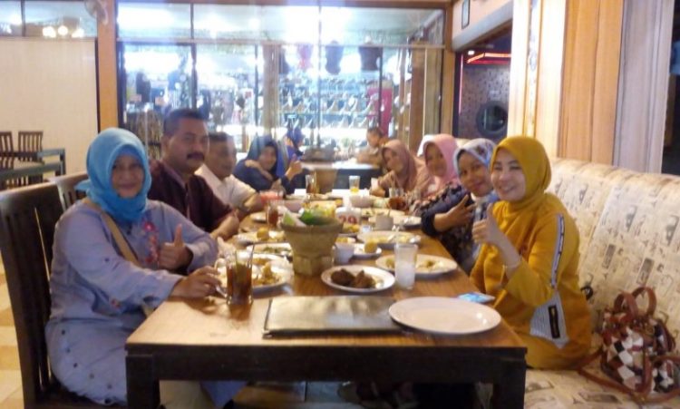 New Kebon Tebu Resto &amp; Cafe PEMBALAP PENSIUN, 1. Warung Makan Senerek Bu Atmo, 2. New Kebon Tebu Resto &amp; Cafe, 3. Lokal Folk Cafe Magelang, 4. Rumah Makan Tip Top, 5. Angkringan Mas Didot, 6. Sego N’Deso, 7. Kuliner Tuin Van Java Alun-Alun Magelang, 8. Waroeng Spesial Sambal SS, 9. Kupat Tahu Pojok Magelang, 10. RM Laras Hati, 11. Garden Steak, 12. RM Ayam Kosek Panjiwo, 13. RM Pancoran (Non Halal), 14. Ayam Goreng Bu Tatik, 15. SOTO SEMARANG Sriwijaya, 16. Bakso Enak Kutoarjo, 17. Tahu Kupat Pak Pangat, 18. RM Es Eny, 19. Pakelan Restaurant, 20. Rumah Makan Elok Saiyo, 21. Nagoya Japanese Fusion Resto Magelang, 22. Soto Ayam Mbah Mul, 23. CHOP CHOP MAGELANG, 24. Keboen Semilir, 25. Benoa Cafe and Resto