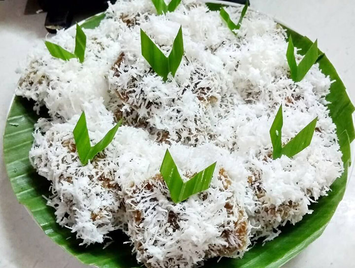 Ongol-ongol khas Pekalongan, 1. Sego Megono khas Pekalongan, 2. Tauto, atau Soto Istimewa, 3. Pindang Tetel, 4. Kluban khas Pekalongan, 5. Sate Hayam Wuruk khas Pekalongan, 6. Kerupuk Tahu, 7. Garang Asem khas Pekalongan, 8. Lontong Lemprak, 9. Ganyong, Umbi-umbian Serbaguna, 10. Capret, 11. Kue Lumpang, 12. Getuk khas Pekalongan, 13. Kue Glundung, 14. Ongol-ongol khas Pekalongan, 15. Srintil, 16. Iwel-iwel, 17. Growol, 18. Apem Kesesi, 19. Gemblong, 20. Batik Pekalongan, 21. Limun Oriental, 22. Kopi Tjanting, 23. Ogak Jahe, 24. Keripik Tempe