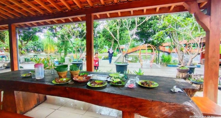 Pemancingan Sumber Urip Paknoor Kudus, 1. Omah Cabe, 2. RM Kembang Joyo, 3. RM Dapoer Emak Pati, 4. Mbok Endut Pati, 5. Waroeng SS – Spesial Sambal, 6. Omah Kuno Seafood and Coffee, 7. Resto Surya, 8. Waroeng Pati, 9. RM Suka Suka, 10. RM Sapto Renggo Baru, 11. Kampoeng Pati, 12. The Anya Garden And Resto, 13. Warung Makan Kamandowo, 14. Nasi Gandul Romantis Pak H S Sardi, 15. Rindang 84, 16. the dona & doni, 17. Resto Omah Sapi, 18. Pelangi Seafood & Chinese food Halal, 19. Logissteak, 20. Laras Rasa Resto Seafood, 21. Pemancingan Sumber Urip, 22. Sushi Queen, 23. Nasi Pedes Tempe Semangit Mbak Sus, 24. WK Seafood Kaliampo Margorejo Pati, 25. Goedang Kapoek Resto, 26. Kampoeng Air Resto, 27. Riantika Warehouse