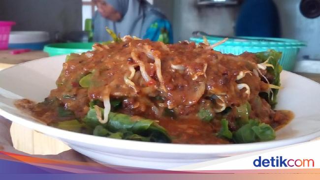 Pecel Pakis Colo via Detik, 1. Soto Kerbau, 2. Soto Kudus, 3. Sate Kerbau, 4. Lentog Tanjung, 5. Nasi Pindang Kerbau, 6. Garang Asem, 7. Jenang Kudus, 8. Keciput, 9. Ceriping Pisang, 10. Intip Ketan, 11. Jongklong, 12. Madu Mongso, 13. Geplak Sari, 14. Rengginang, 15. Tape Ketan, 16. Soto Kaki Kambing Gang 3, 17. Nasi Opor Sunggingan, 18. Nasi Ayam Mentog Kasmini, 19. Ayam Gongso, 20. Kacang Bawang Sumber Geulis, 21. Sirup Parijoto, 22. Pecel Pakis Colo, 23. Tahu Kecap, 24. Sayur Kangkung Santan, 25. Kopi Jetak, 26. Wedang Pejuh, 27. Wedang Coro, 28. Tahu Telur, 29. Nasi Jangkrik Daun Jati, 30. Lepet, 31. Kopi Muria, 32. Bumbu Pecel, 33. Keripik Kulit Pisang Tanduk, 34. Keripik Pakis, 35. Gethuk Nyimut Kajar, 36. Batik Khas Kudus, 37. Caping Kalo, 38. Kerajinan Bambu Desa Jepang, 39. Kerajinan Limbah Kayu, 40. Kerajinan Tempurung Kelapa, 41. Peci Goni, 42. Peci Pandan