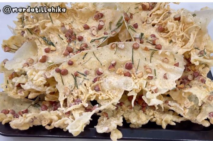Peyek Kacang Daun Jeruk via Instagram.com @mardatillahika, 1. Kue Apem Jatinom, 2. Kepel Ciro Pedan, 3. Getuk Yoko Kurung, 4. Sop Ayam Pak Min, 5. Keripik Belut, 6. Keripik Paru, 7. Keripik Kulit Ceker Ayam, 9. Keripik Tempe, 10. Sego Wiwit, 11. Ayam Panggang Klaten, 12. Sego Gudangan, 13. Nasi Terancam Klaten, 14. Angkringan (HIK) Khas Klaten, 15. Swike Kodok (Non Halal), 16. Rempeyek Ikan Cethul, 17. Wajik Klaten, 18. Peyek Kacang Daun Jeruk, 19. Nasi Tumpang Lethok, 20. Geplak khas Klaten, 21. Dawet Bayat Klaten, 22. Ayam Bakar khas Klaten, 23. Soto Ayam Klaten, 24. Tengkleng Kambing Klaten, 25. Surabi Klaten, 26. Sego Welut, 27. Bakmi Miroso, 28. Slondok, 29. Semprongan, 30. Kepel Klaten, 31. Wayang Kayu