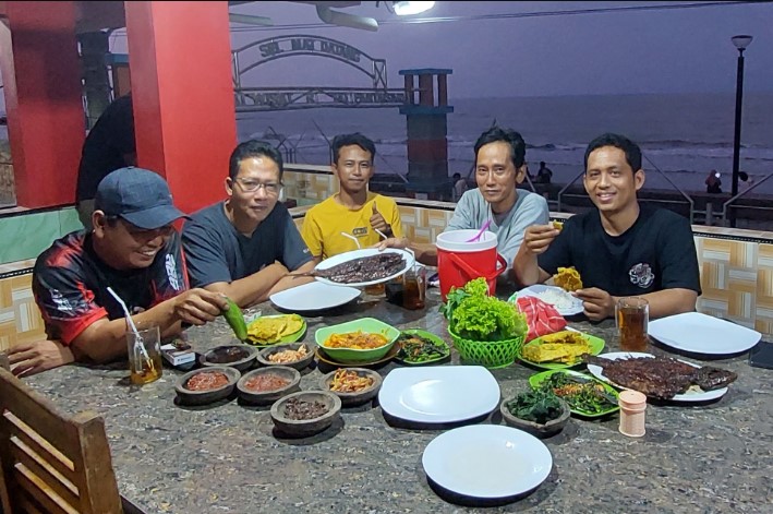Pondok Ikan Bakar WIROTO Sang Deday, 1. Sego Dalem, 2. RM Selaras, 3. Teh Jawa Resto, 4. Warung Masduki, 5. Sego Kucing Jogja Pekalongan, 6. Teras Bali, 7. Obonk Steak &amp; Ribs, 8. Pondok Ikan Bakar WIROTO, 9. Rumah Makan Panderasa, 10. Warung Makan Murah Meriah Pekalongan, 11. RM Sop Buntut Bu Leman, 12. Kios KUSTIANI, 13. Ayam Gepuk Super Lezat, 14. Sego Rakyat Mbak Ibah, 15. Teras Makan Indra Sari, 16. RM Sari Raos, 17. Nasi Uwet Haji Zarkasi, 18. Ayam Bakar Wong Solo, 19. Jade Restoran, 20. Raja Ampat Resto, 21. Soto Tauto Bang Dul Pekalongan (Pusat), 22. Soto Kudus Adi Roso, 23. RM Bung Kombor Kepiting, 24. Rumah Makan Sedep Wangi, 25. Pondok Ikan Bakar hitam Manis, 26. Garang Asem H. Masduki, 27. Lesehan Nasi Megono