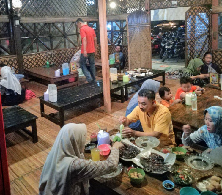 Pondok Ikan Bakar hitam Manis Heru Purnomo, 1. Sego Dalem, 2. RM Selaras, 3. Teh Jawa Resto, 4. Warung Masduki, 5. Sego Kucing Jogja Pekalongan, 6. Teras Bali, 7. Obonk Steak &amp; Ribs, 8. Pondok Ikan Bakar WIROTO, 9. Rumah Makan Panderasa, 10. Warung Makan Murah Meriah Pekalongan, 11. RM Sop Buntut Bu Leman, 12. Kios KUSTIANI, 13. Ayam Gepuk Super Lezat, 14. Sego Rakyat Mbak Ibah, 15. Teras Makan Indra Sari, 16. RM Sari Raos, 17. Nasi Uwet Haji Zarkasi, 18. Ayam Bakar Wong Solo, 19. Jade Restoran, 20. Raja Ampat Resto, 21. Soto Tauto Bang Dul Pekalongan (Pusat), 22. Soto Kudus Adi Roso, 23. RM Bung Kombor Kepiting, 24. Rumah Makan Sedep Wangi, 25. Pondok Ikan Bakar hitam Manis, 26. Garang Asem H. Masduki, 27. Lesehan Nasi Megono