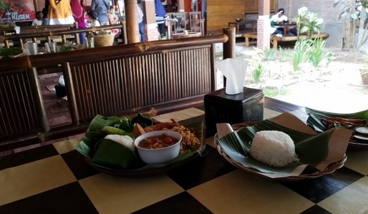 RM Ayam Kosek Panjiwo cipto kb, 1. Warung Makan Senerek Bu Atmo, 2. New Kebon Tebu Resto &amp; Cafe, 3. Lokal Folk Cafe Magelang, 4. Rumah Makan Tip Top, 5. Angkringan Mas Didot, 6. Sego N’Deso, 7. Kuliner Tuin Van Java Alun-Alun Magelang, 8. Waroeng Spesial Sambal SS, 9. Kupat Tahu Pojok Magelang, 10. RM Laras Hati, 11. Garden Steak, 12. RM Ayam Kosek Panjiwo, 13. RM Pancoran (Non Halal), 14. Ayam Goreng Bu Tatik, 15. SOTO SEMARANG Sriwijaya, 16. Bakso Enak Kutoarjo, 17. Tahu Kupat Pak Pangat, 18. RM Es Eny, 19. Pakelan Restaurant, 20. Rumah Makan Elok Saiyo, 21. Nagoya Japanese Fusion Resto Magelang, 22. Soto Ayam Mbah Mul, 23. CHOP CHOP MAGELANG, 24. Keboen Semilir, 25. Benoa Cafe and Resto