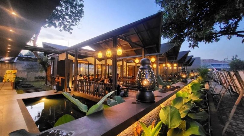 RM Dapoer Emak Pati Susy Kurniawati, 1. Omah Cabe, 2. RM Kembang Joyo, 3. RM Dapoer Emak Pati, 4. Mbok Endut Pati, 5. Waroeng SS – Spesial Sambal, 6. Omah Kuno Seafood and Coffee, 7. Resto Surya, 8. Waroeng Pati, 9. RM Suka Suka, 10. RM Sapto Renggo Baru, 11. Kampoeng Pati, 12. The Anya Garden And Resto, 13. Warung Makan Kamandowo, 14. Nasi Gandul Romantis Pak H S Sardi, 15. Rindang 84, 16. the dona & doni, 17. Resto Omah Sapi, 18. Pelangi Seafood & Chinese food Halal, 19. Logissteak, 20. Laras Rasa Resto Seafood, 21. Pemancingan Sumber Urip, 22. Sushi Queen, 23. Nasi Pedes Tempe Semangit Mbak Sus, 24. WK Seafood Kaliampo Margorejo Pati, 25. Goedang Kapoek Resto, 26. Kampoeng Air Resto, 27. Riantika Warehouse
