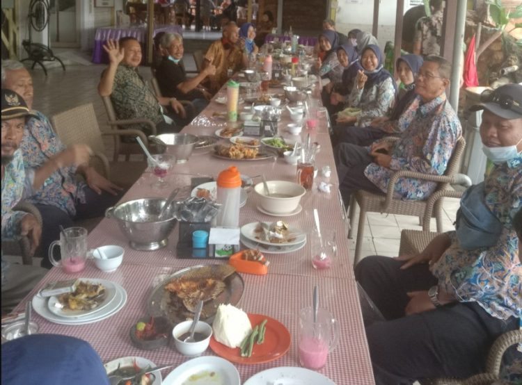RM Kembang Joyo erni kudus, 1. Omah Cabe, 2. RM Kembang Joyo, 3. RM Dapoer Emak Pati, 4. Mbok Endut Pati, 5. Waroeng SS – Spesial Sambal, 6. Omah Kuno Seafood and Coffee, 7. Resto Surya, 8. Waroeng Pati, 9. RM Suka Suka, 10. RM Sapto Renggo Baru, 11. Kampoeng Pati, 12. The Anya Garden And Resto, 13. Warung Makan Kamandowo, 14. Nasi Gandul Romantis Pak H S Sardi, 15. Rindang 84, 16. the dona & doni, 17. Resto Omah Sapi, 18. Pelangi Seafood & Chinese food Halal, 19. Logissteak, 20. Laras Rasa Resto Seafood, 21. Pemancingan Sumber Urip, 22. Sushi Queen, 23. Nasi Pedes Tempe Semangit Mbak Sus, 24. WK Seafood Kaliampo Margorejo Pati, 25. Goedang Kapoek Resto, 26. Kampoeng Air Resto, 27. Riantika Warehouse
