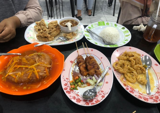 RM Laras Hati Galih Turut Wigati, 1. Warung Makan Senerek Bu Atmo, 2. New Kebon Tebu Resto &amp; Cafe, 3. Lokal Folk Cafe Magelang, 4. Rumah Makan Tip Top, 5. Angkringan Mas Didot, 6. Sego N’Deso, 7. Kuliner Tuin Van Java Alun-Alun Magelang, 8. Waroeng Spesial Sambal SS, 9. Kupat Tahu Pojok Magelang, 10. RM Laras Hati, 11. Garden Steak, 12. RM Ayam Kosek Panjiwo, 13. RM Pancoran (Non Halal), 14. Ayam Goreng Bu Tatik, 15. SOTO SEMARANG Sriwijaya, 16. Bakso Enak Kutoarjo, 17. Tahu Kupat Pak Pangat, 18. RM Es Eny, 19. Pakelan Restaurant, 20. Rumah Makan Elok Saiyo, 21. Nagoya Japanese Fusion Resto Magelang, 22. Soto Ayam Mbah Mul, 23. CHOP CHOP MAGELANG, 24. Keboen Semilir, 25. Benoa Cafe and Resto