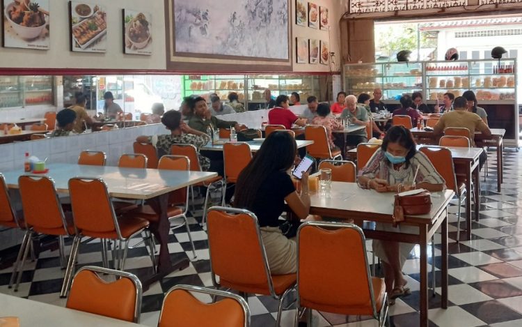 RM Pancoran Anita Witanto, 1. Warung Makan Senerek Bu Atmo, 2. New Kebon Tebu Resto &amp; Cafe, 3. Lokal Folk Cafe Magelang, 4. Rumah Makan Tip Top, 5. Angkringan Mas Didot, 6. Sego N’Deso, 7. Kuliner Tuin Van Java Alun-Alun Magelang, 8. Waroeng Spesial Sambal SS, 9. Kupat Tahu Pojok Magelang, 10. RM Laras Hati, 11. Garden Steak, 12. RM Ayam Kosek Panjiwo, 13. RM Pancoran (Non Halal), 14. Ayam Goreng Bu Tatik, 15. SOTO SEMARANG Sriwijaya, 16. Bakso Enak Kutoarjo, 17. Tahu Kupat Pak Pangat, 18. RM Es Eny, 19. Pakelan Restaurant, 20. Rumah Makan Elok Saiyo, 21. Nagoya Japanese Fusion Resto Magelang, 22. Soto Ayam Mbah Mul, 23. CHOP CHOP MAGELANG, 24. Keboen Semilir, 25. Benoa Cafe and Resto