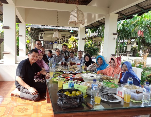RM Sapto Renggo Baru Arie Nugroho, 1. Omah Cabe, 2. RM Kembang Joyo, 3. RM Dapoer Emak Pati, 4. Mbok Endut Pati, 5. Waroeng SS – Spesial Sambal, 6. Omah Kuno Seafood and Coffee, 7. Resto Surya, 8. Waroeng Pati, 9. RM Suka Suka, 10. RM Sapto Renggo Baru, 11. Kampoeng Pati, 12. The Anya Garden And Resto, 13. Warung Makan Kamandowo, 14. Nasi Gandul Romantis Pak H S Sardi, 15. Rindang 84, 16. the dona & doni, 17. Resto Omah Sapi, 18. Pelangi Seafood & Chinese food Halal, 19. Logissteak, 20. Laras Rasa Resto Seafood, 21. Pemancingan Sumber Urip, 22. Sushi Queen, 23. Nasi Pedes Tempe Semangit Mbak Sus, 24. WK Seafood Kaliampo Margorejo Pati, 25. Goedang Kapoek Resto, 26. Kampoeng Air Resto, 27. Riantika Warehouse