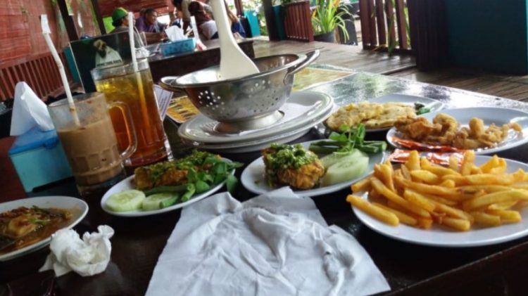 RM Selaras Ekka Alsha, 1. Sego Dalem, 2. RM Selaras, 3. Teh Jawa Resto, 4. Warung Masduki, 5. Sego Kucing Jogja Pekalongan, 6. Teras Bali, 7. Obonk Steak &amp; Ribs, 8. Pondok Ikan Bakar WIROTO, 9. Rumah Makan Panderasa, 10. Warung Makan Murah Meriah Pekalongan, 11. RM Sop Buntut Bu Leman, 12. Kios KUSTIANI, 13. Ayam Gepuk Super Lezat, 14. Sego Rakyat Mbak Ibah, 15. Teras Makan Indra Sari, 16. RM Sari Raos, 17. Nasi Uwet Haji Zarkasi, 18. Ayam Bakar Wong Solo, 19. Jade Restoran, 20. Raja Ampat Resto, 21. Soto Tauto Bang Dul Pekalongan (Pusat), 22. Soto Kudus Adi Roso, 23. RM Bung Kombor Kepiting, 24. Rumah Makan Sedep Wangi, 25. Pondok Ikan Bakar hitam Manis, 26. Garang Asem H. Masduki, 27. Lesehan Nasi Megono