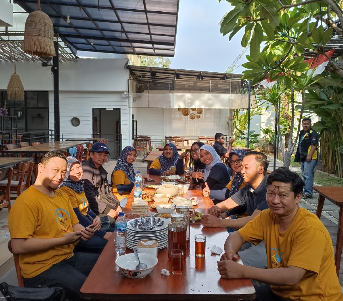 Raja Ampat Resto Savira Eka Deschayana, 1. Sego Dalem, 2. RM Selaras, 3. Teh Jawa Resto, 4. Warung Masduki, 5. Sego Kucing Jogja Pekalongan, 6. Teras Bali, 7. Obonk Steak &amp; Ribs, 8. Pondok Ikan Bakar WIROTO, 9. Rumah Makan Panderasa, 10. Warung Makan Murah Meriah Pekalongan, 11. RM Sop Buntut Bu Leman, 12. Kios KUSTIANI, 13. Ayam Gepuk Super Lezat, 14. Sego Rakyat Mbak Ibah, 15. Teras Makan Indra Sari, 16. RM Sari Raos, 17. Nasi Uwet Haji Zarkasi, 18. Ayam Bakar Wong Solo, 19. Jade Restoran, 20. Raja Ampat Resto, 21. Soto Tauto Bang Dul Pekalongan (Pusat), 22. Soto Kudus Adi Roso, 23. RM Bung Kombor Kepiting, 24. Rumah Makan Sedep Wangi, 25. Pondok Ikan Bakar hitam Manis, 26. Garang Asem H. Masduki, 27. Lesehan Nasi Megono