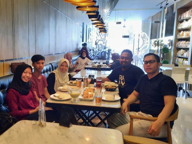 Resto Surya Dwi Ana (Ann), 1. Omah Cabe, 2. RM Kembang Joyo, 3. RM Dapoer Emak Pati, 4. Mbok Endut Pati, 5. Waroeng SS – Spesial Sambal, 6. Omah Kuno Seafood and Coffee, 7. Resto Surya, 8. Waroeng Pati, 9. RM Suka Suka, 10. RM Sapto Renggo Baru, 11. Kampoeng Pati, 12. The Anya Garden And Resto, 13. Warung Makan Kamandowo, 14. Nasi Gandul Romantis Pak H S Sardi, 15. Rindang 84, 16. the dona & doni, 17. Resto Omah Sapi, 18. Pelangi Seafood & Chinese food Halal, 19. Logissteak, 20. Laras Rasa Resto Seafood, 21. Pemancingan Sumber Urip, 22. Sushi Queen, 23. Nasi Pedes Tempe Semangit Mbak Sus, 24. WK Seafood Kaliampo Margorejo Pati, 25. Goedang Kapoek Resto, 26. Kampoeng Air Resto, 27. Riantika Warehouse