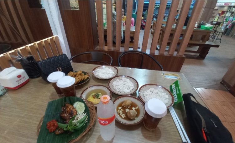 Rindang 84 CAHAYA CHANNEL, 1. Omah Cabe, 2. RM Kembang Joyo, 3. RM Dapoer Emak Pati, 4. Mbok Endut Pati, 5. Waroeng SS – Spesial Sambal, 6. Omah Kuno Seafood and Coffee, 7. Resto Surya, 8. Waroeng Pati, 9. RM Suka Suka, 10. RM Sapto Renggo Baru, 11. Kampoeng Pati, 12. The Anya Garden And Resto, 13. Warung Makan Kamandowo, 14. Nasi Gandul Romantis Pak H S Sardi, 15. Rindang 84, 16. the dona & doni, 17. Resto Omah Sapi, 18. Pelangi Seafood & Chinese food Halal, 19. Logissteak, 20. Laras Rasa Resto Seafood, 21. Pemancingan Sumber Urip, 22. Sushi Queen, 23. Nasi Pedes Tempe Semangit Mbak Sus, 24. WK Seafood Kaliampo Margorejo Pati, 25. Goedang Kapoek Resto, 26. Kampoeng Air Resto, 27. Riantika Warehouse
