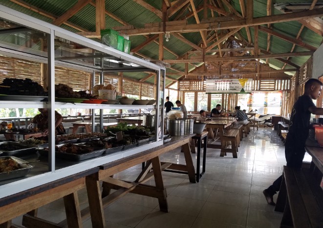 Rumah Makan Cahaya Sari Gepuk Ma Acih Acep Aziz, 1. Rumah Makan Saung Teko, 2. Rumah Makan Sawargi, 3. Tahu Palasari Sumedang, 4. Tahu Jembar Manah Samoja, 5. Rumah Makan Joglo Sumedang, 6. Sate Iting, 7. Rumah Makan Alam Sari, 8. Tahu Citarasa, 9. Rumah Makan Saung Cibingbin 2, 10. Ladang View Margalaksana, 11. Pizza Bugen Hj. Atikah, 12. Rumah Makan Ponyo di Sumedang, 13. Rumah Makan Kartika, 14. Rumah Makan Cahaya Sari, 15. Rumah Makan Organik Saung Nini, 16. Rumah Makan Khas Sunda Cibiuk, 17. Mayasi Sumedang, 18. Saung Alam Flora, 19. Tahu Bungkeng 1917, 20. Tutug Oncom KAJOJO, 21. Rumah Makan Cahaya Sari Gepuk Ma Acih, 22. Warung Nasi Sederhana Hj Erat, 23. Soto Edo Dan Gule, 24. Waroeng Hotplate, 25. Dapur Seafood