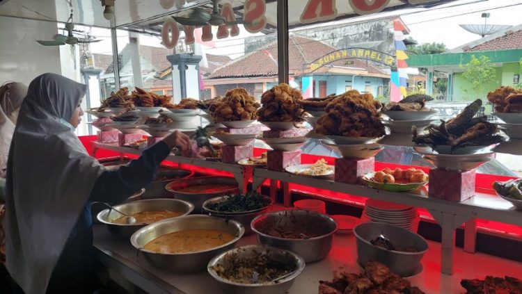 Rumah Makan Elok Saiyo amsik fatoni, 1. Warung Makan Senerek Bu Atmo, 2. New Kebon Tebu Resto &amp; Cafe, 3. Lokal Folk Cafe Magelang, 4. Rumah Makan Tip Top, 5. Angkringan Mas Didot, 6. Sego N’Deso, 7. Kuliner Tuin Van Java Alun-Alun Magelang, 8. Waroeng Spesial Sambal SS, 9. Kupat Tahu Pojok Magelang, 10. RM Laras Hati, 11. Garden Steak, 12. RM Ayam Kosek Panjiwo, 13. RM Pancoran (Non Halal), 14. Ayam Goreng Bu Tatik, 15. SOTO SEMARANG Sriwijaya, 16. Bakso Enak Kutoarjo, 17. Tahu Kupat Pak Pangat, 18. RM Es Eny, 19. Pakelan Restaurant, 20. Rumah Makan Elok Saiyo, 21. Nagoya Japanese Fusion Resto Magelang, 22. Soto Ayam Mbah Mul, 23. CHOP CHOP MAGELANG, 24. Keboen Semilir, 25. Benoa Cafe and Resto