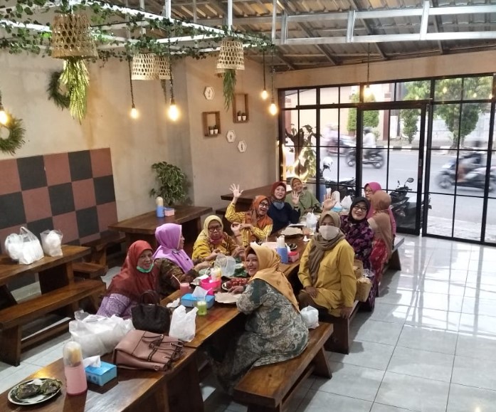Rumah Makan Panderasa Volvo Novy, 1. Sego Dalem, 2. RM Selaras, 3. Teh Jawa Resto, 4. Warung Masduki, 5. Sego Kucing Jogja Pekalongan, 6. Teras Bali, 7. Obonk Steak &amp; Ribs, 8. Pondok Ikan Bakar WIROTO, 9. Rumah Makan Panderasa, 10. Warung Makan Murah Meriah Pekalongan, 11. RM Sop Buntut Bu Leman, 12. Kios KUSTIANI, 13. Ayam Gepuk Super Lezat, 14. Sego Rakyat Mbak Ibah, 15. Teras Makan Indra Sari, 16. RM Sari Raos, 17. Nasi Uwet Haji Zarkasi, 18. Ayam Bakar Wong Solo, 19. Jade Restoran, 20. Raja Ampat Resto, 21. Soto Tauto Bang Dul Pekalongan (Pusat), 22. Soto Kudus Adi Roso, 23. RM Bung Kombor Kepiting, 24. Rumah Makan Sedep Wangi, 25. Pondok Ikan Bakar hitam Manis, 26. Garang Asem H. Masduki, 27. Lesehan Nasi Megono